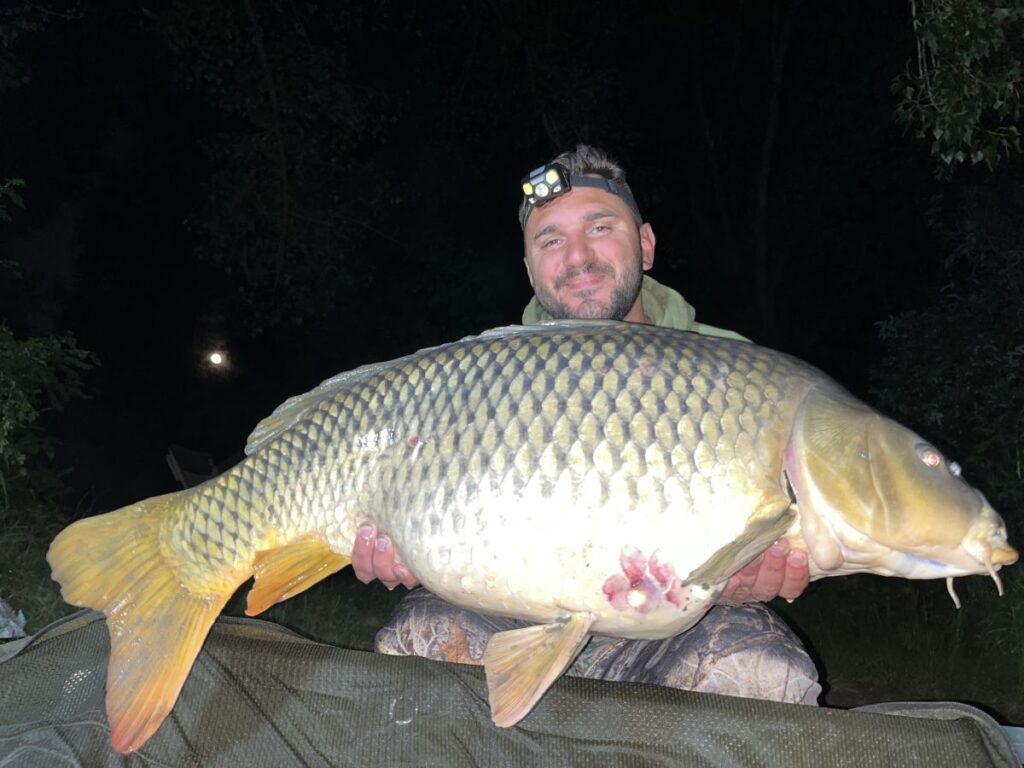 "Brutális kapás, fárasztás, majd életem eddigi legnagyobb folyóvízi pontyát szákolhattam meg!" 3 ponty 1