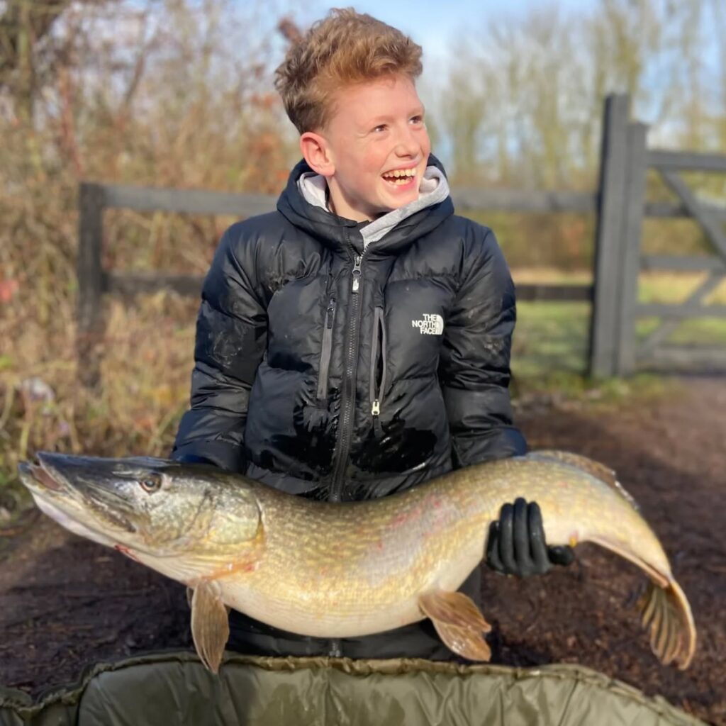 Az angol kishorgász első,egyben kapitális csukája