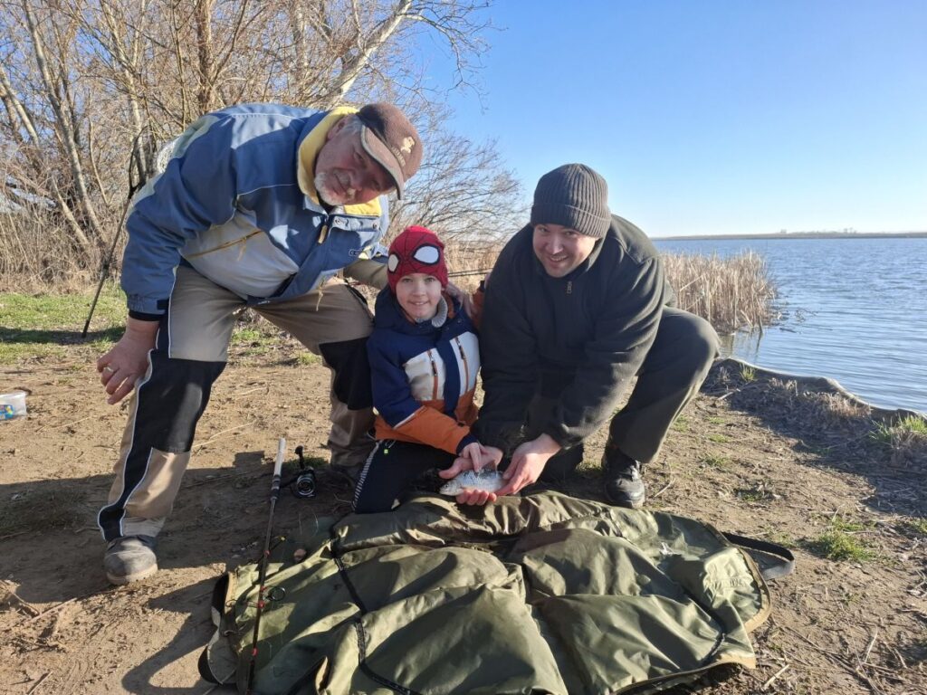 Megfogta első halát a kis Dominik a Tisza-tónál