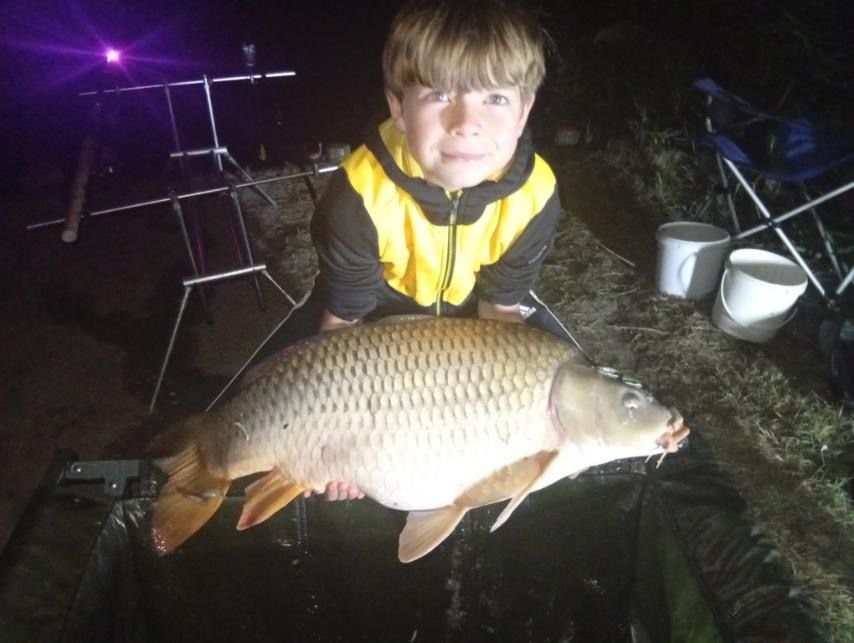 Szép pontyokat és rekordkárászt fogott a hideg vízben a kis Roli a Carp Centrum taván 12 Farkas Roli éjszakai nagy pontya a Carp Centrumról