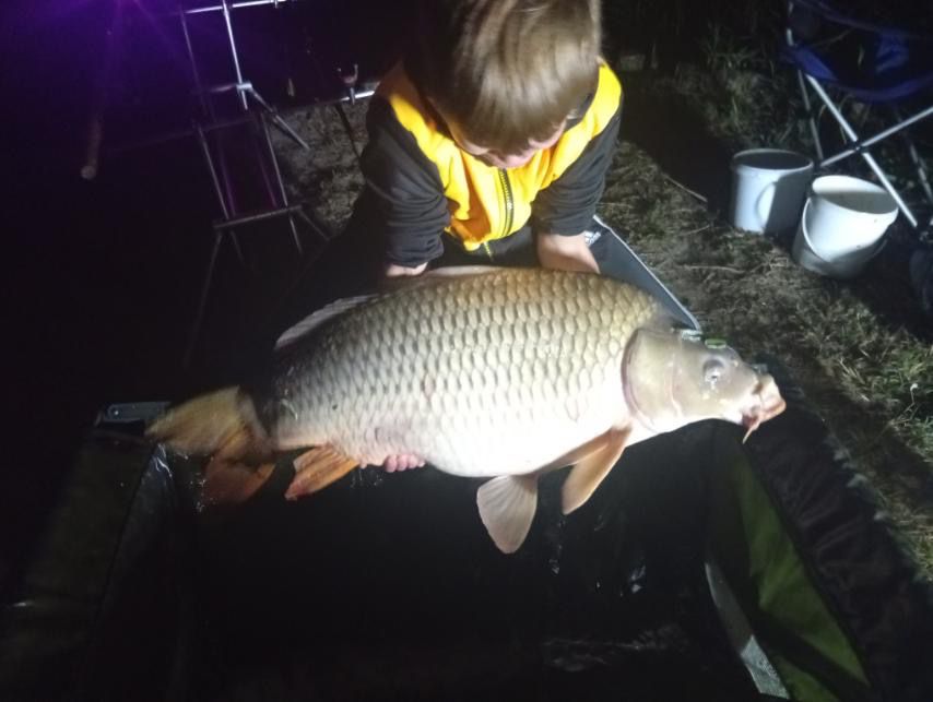 Szép pontyokat és rekordkárászt fogott a hideg vízben a kis Roli a Carp Centrum taván 11 farkas roli2