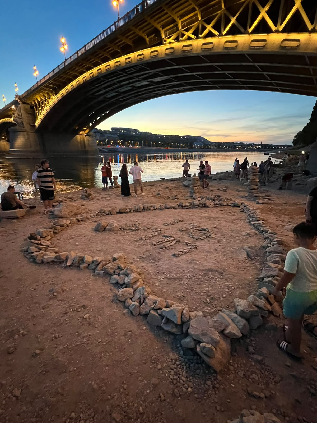 Történelmi mélypontra apadt tegnap a Duna Budapesten! Mindössze 1 centimétert mutatott a vízmérce 13 A Duna alacsony vízállása a Margit-híd lábánál